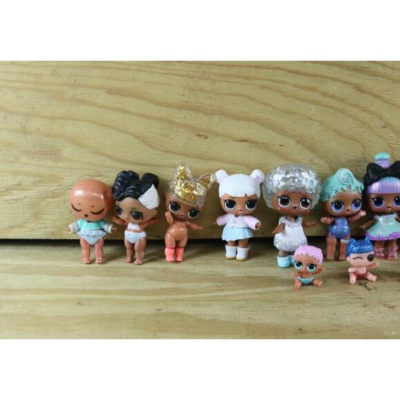 LoL Surprise Dolls Omg Lot of 77+ Dolls including minis Pieces Royal Bee Nomi - Picture 9 of 13